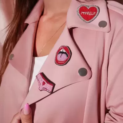 Casaco rosa com patches coloridos e botões prateados