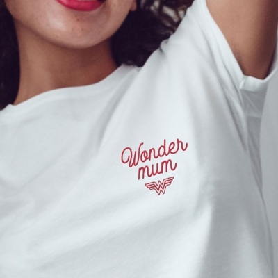 T-SHIRT BORDADA FEMININA - WONDER MUM