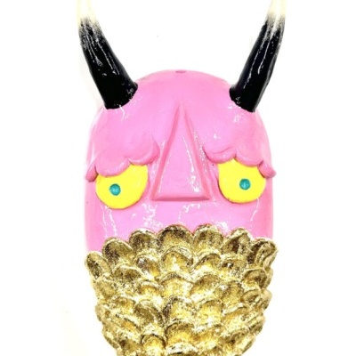 máscara decorativa rosa com cornos e padrão dourado