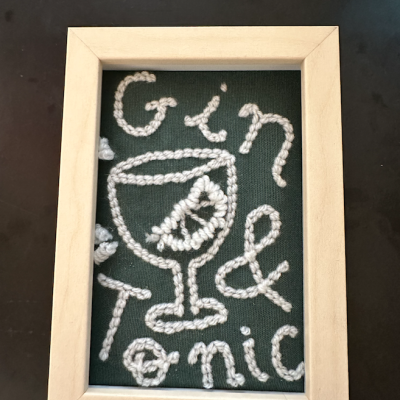 BORDADO "GIN & TONIC" COM MOLDURA 15X10CM MEIA LARANJA