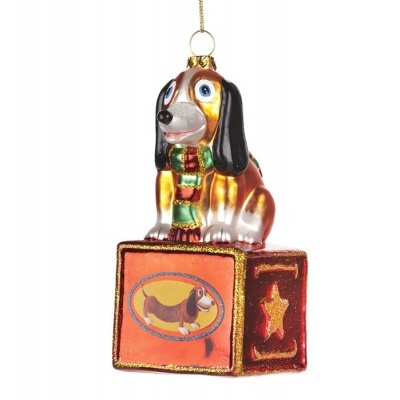 GLSS TOY DOG ON CUBE ORN RD/BRWN 14CM