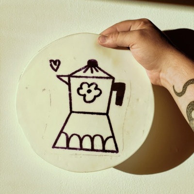 STENCIL EM PELE ARTIFICIAL CAFETEIRA CLÁUDIA PENA