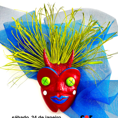 Máscara vermelha artística com detalhes verdes, azuis e amarelos com fundo azul e texto em português.