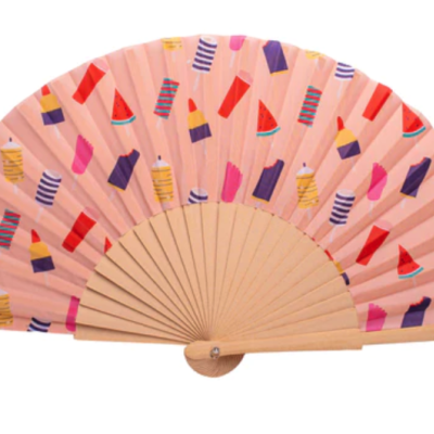 Leque tradicional rosa com padrão colorido de gelados e melancia, estrutura em madeira clara