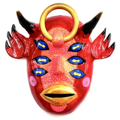Máscara cerâmica vermelha com seis olhos, lábios dourados e chifres pretos