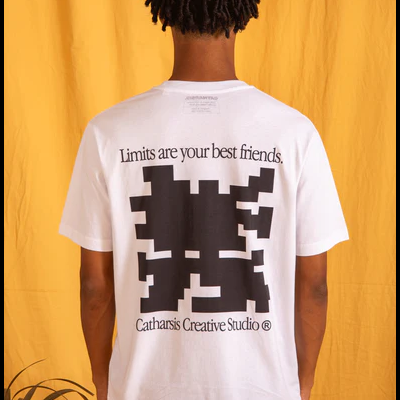 Camiseta branca com impressão preta nas costas e texto em inglês, usada por pessoa com cabelo cacheado.