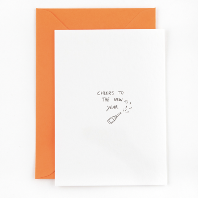 Cartão branco com texto e ilustração de garrafa a estourar, com envelope laranja atrás