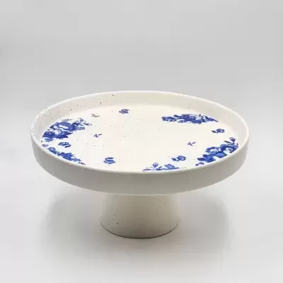 PRATO DE BOLO COM PÉ "VINTAGE FLOWERS" PÓ DE BARRO