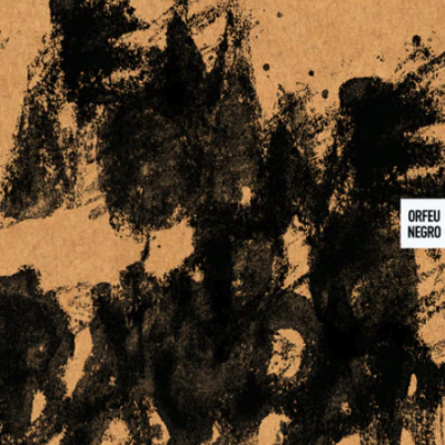 Capa de livro com manchas negras e texto em português