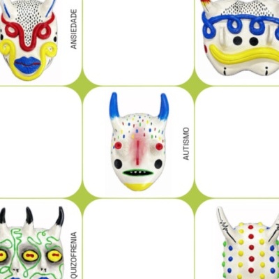 Máscaras coloridas de cerâmica com texto sobre ansiedade, autismo e esquizofrenia