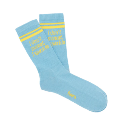 Meias azuis com riscas amarelas e texto amarelo