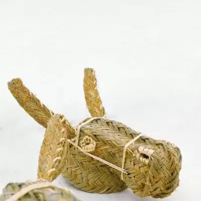 Escultura de cabeça de cavalo feita em palha entrelaçada