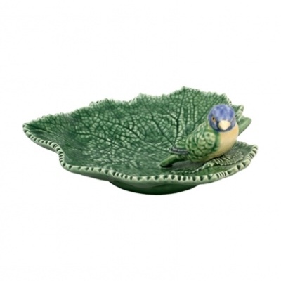 Prato cerâmico verde com formato de folha e pássaro colorido na borda