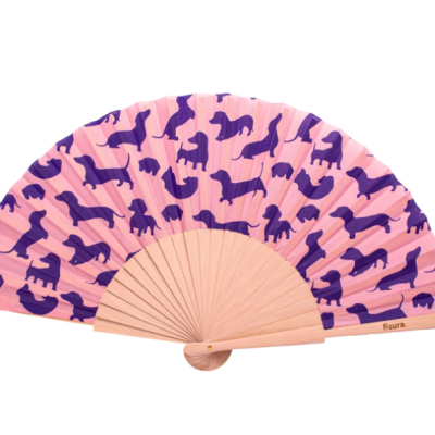 Leque rosa com padrão de cães roxos e estrutura de madeira clara