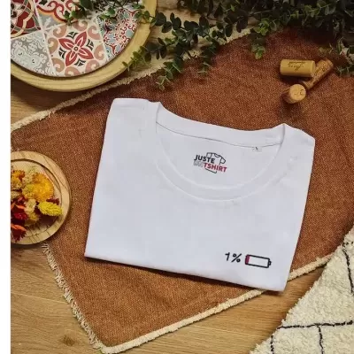 T-SHIRT BORDADA "LOW BATTERY" JUSTE UN T-SHIRT