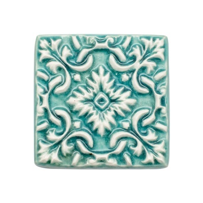 Azulejo quadrado verde água com padrão floral em relevo