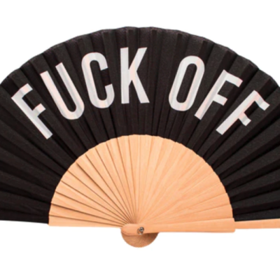 Leque de mão preto com letras brancas e estrutura em madeira clara