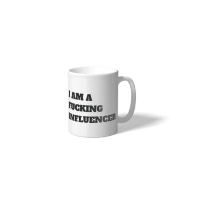Caneca branca com texto preto I AM A FUCKING INFLUENCER