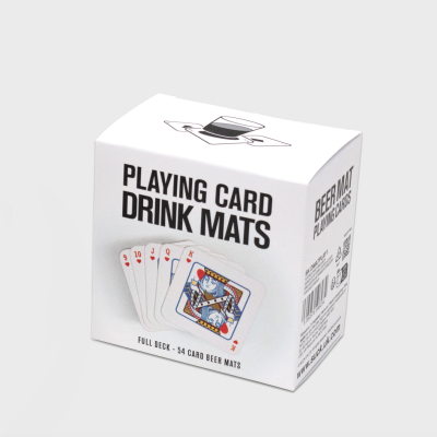 Caixa branca com texto e imagem de cartas de baralho