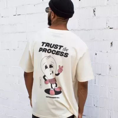 T-shirt creme com estampa de lâmpada e textos 