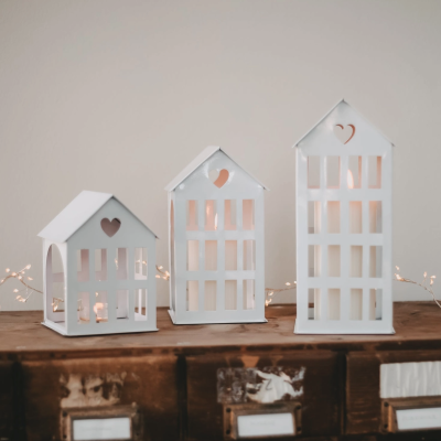 Small White Metal House EULENSCHNITT