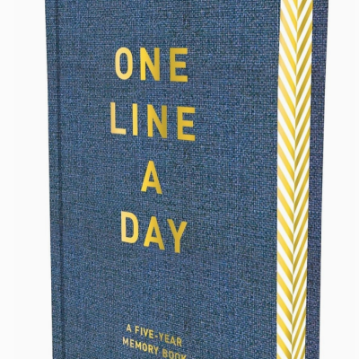 Livro de capa dura azul com texto amarelo e borda listrada amarela e branca