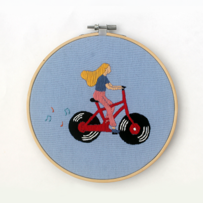 BORDADO "BICICLETA-MÚSICA" MEIA-LARANJA