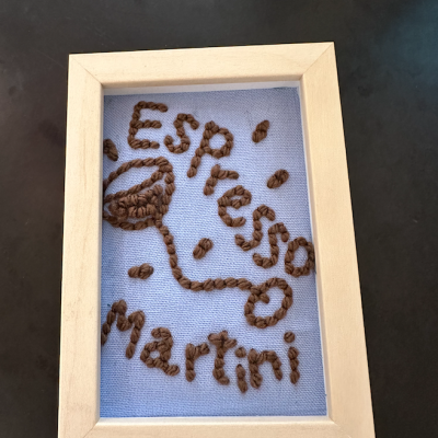 BORDADO "EXPRESSO MARTINI" COM MOLDURA 15X10CM MEIA LARANJA
