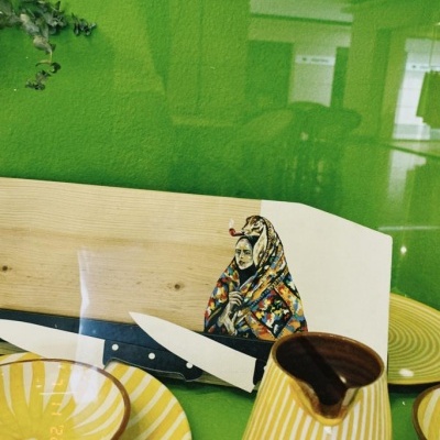 TÁBUA COM SUPORTE MAGNÉTICO "MULHER E CABRITO" ISA MARITA