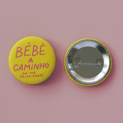 CRACHÁ "BEBÉ A CAMINHO, DÁ-ME PRIORIDADE!" GABRIELA ARAÚJO