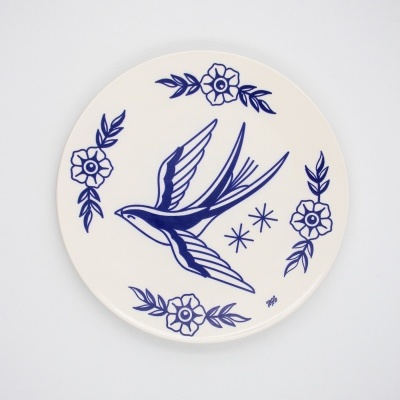 PRATO ILUSTRADO "ANDORINHA" ZEROS TATTOO E PÓ DE BARRO