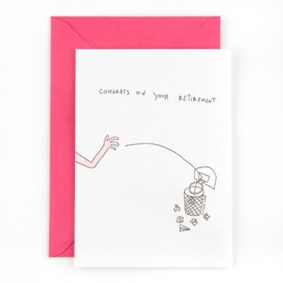 Cartão branco com ilustração de mão a deitar chapéu para papeleira com texto 'CONGRATS ON YOUR RETIREMENT' e envelope vermelho.
