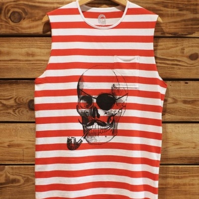 Camiseta sem mangas às riscas vermelhas e brancas com estampado de crânio com tapa-olho e cachimbo, pendurada em cabide de madeira