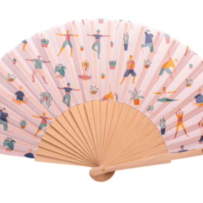 Leque rosa com ilustrações coloridas de pessoas e plantas