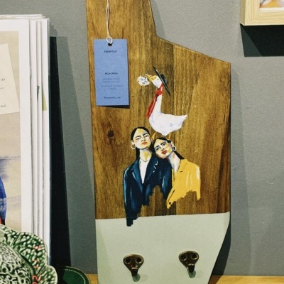 TÁBUA COM CABIDE "MULHERES E GANSO" ISA MARITA