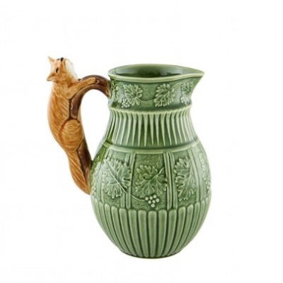 Jarra de cerâmica verde com relevo e pega em forma de esquilo