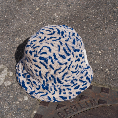 CHAPÉU "BOLD WORM AZUL ELÉTRICO" TOWEL.STUDIO