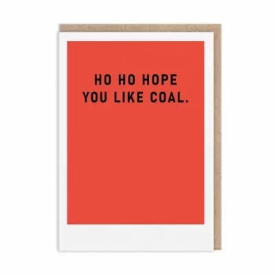 Cartão com fundo vermelho e texto preto HO HO HOPE YOU LIKE COAL com envelope castanho