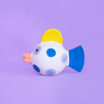 Peixe decorativo de cerâmica colorido com pintas e barbatina amarela