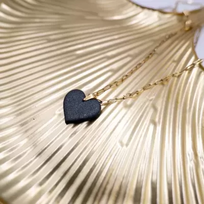 COLAR 18K DOURADO "CUORE BLACK" DUESTELLE ITALIA
