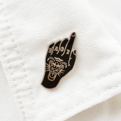 PIN MÃO TIGER LOVE TATTOO PRETO COUSINS COLLECTIVE
