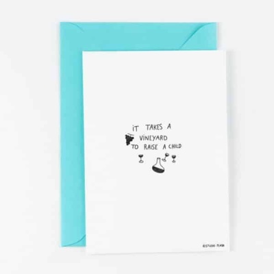 Cartão branco com texto e imagens de vinho, envelope azul turquesa