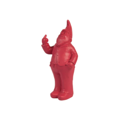 Figura decorativa de gnomo vermelha em fundo branco