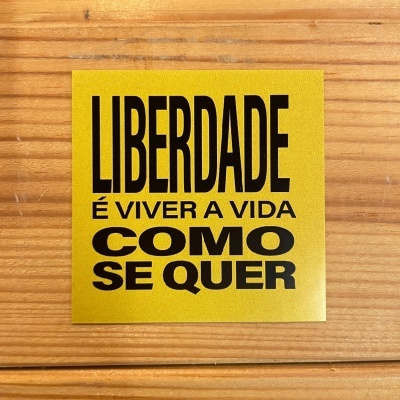 AUTOCOLANTE "LIBERDADE É VIVER A VIDA COMO SE QUER" ÁGUAS FURTADAS