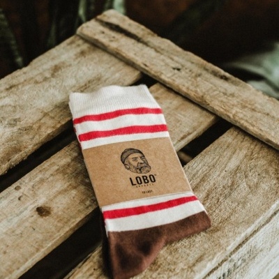 MEIAS RISCAS VERMELHAS PÉ CASTANHO LOBO