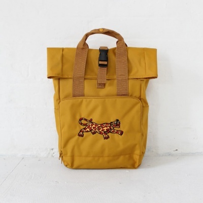 MOCHILA ROLL TOP PANTHER AMARELO MOSTARDA COUSINS COLLECTIVE