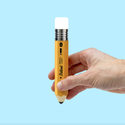 Caneta eletrónica amarela em formato de lápis com texto 'Brilliant PERFECT LIGHT'