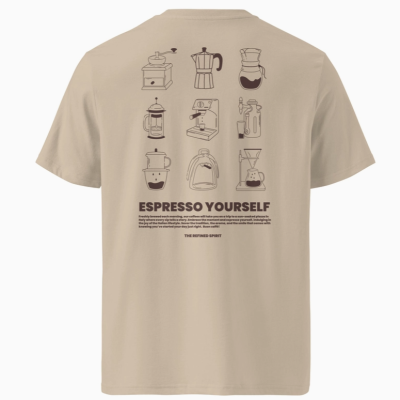 T-shirt bege com ilustrações de cafeteiras e texto no verso