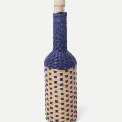 Garrafa com capa trançada azul e bege sobre fundo branco