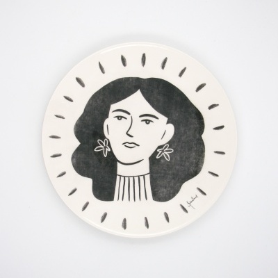 PRATO ILUSTRADO "MULHER" BÁRBARA AMARAL E PÓ DE BARRO